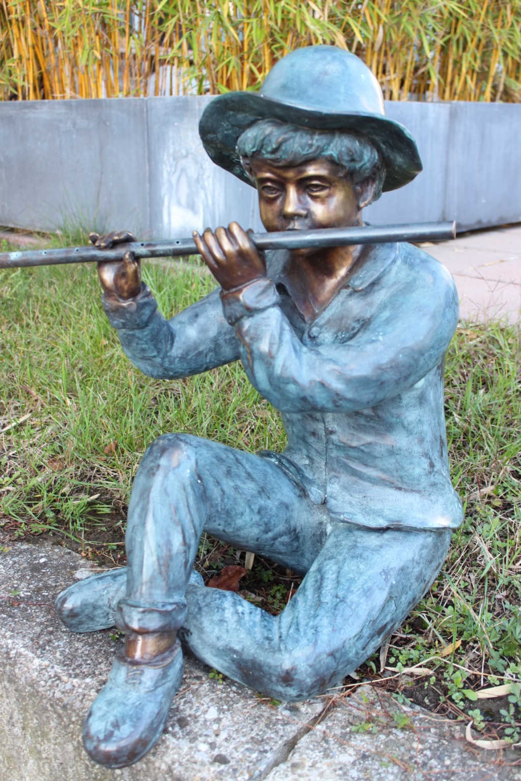 Bronzeskulptur Flötenspieler mit Wasseranschluss