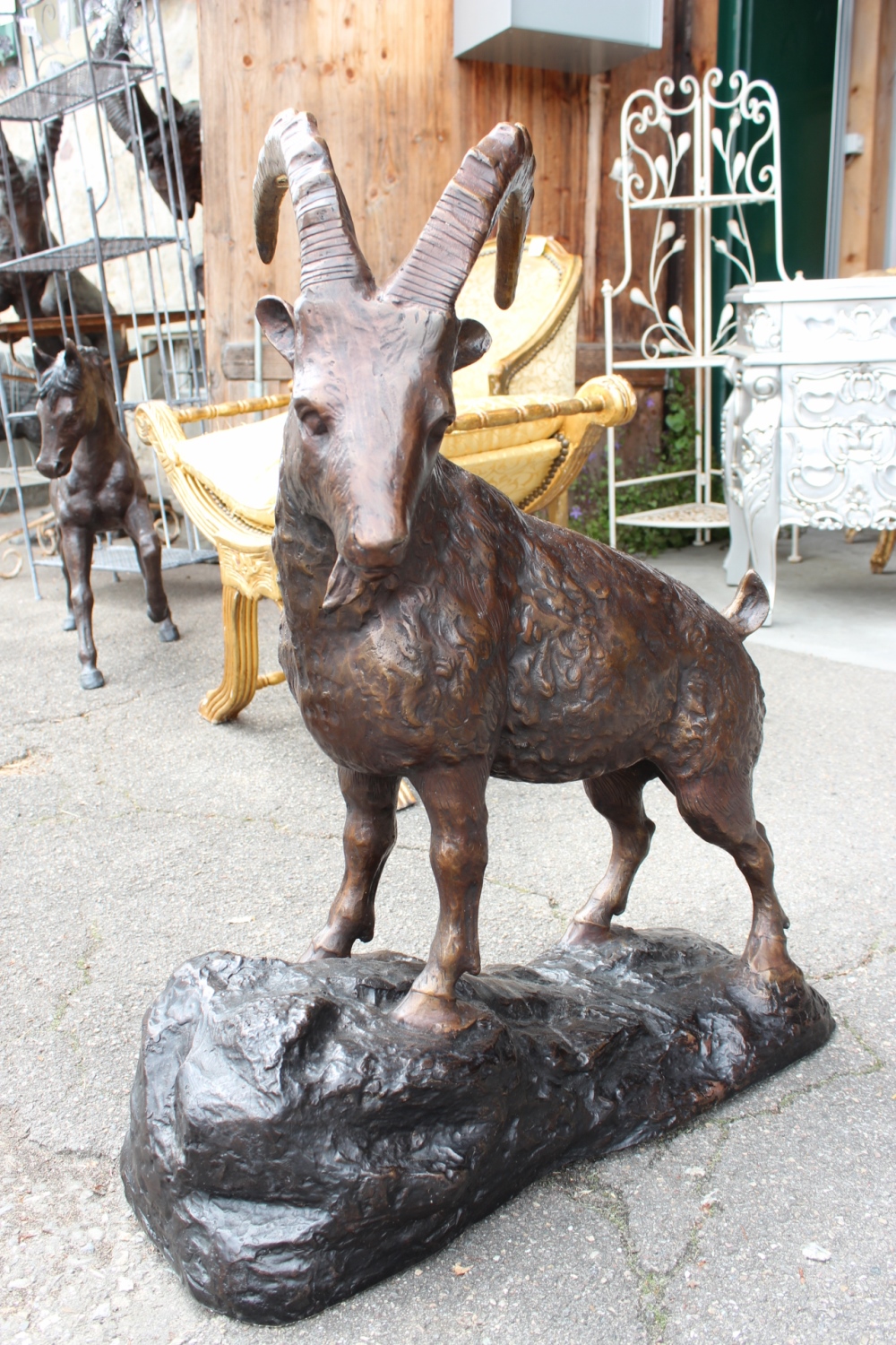 Bronzefigur / Bronzeskulptur Steinbock auf Sockel