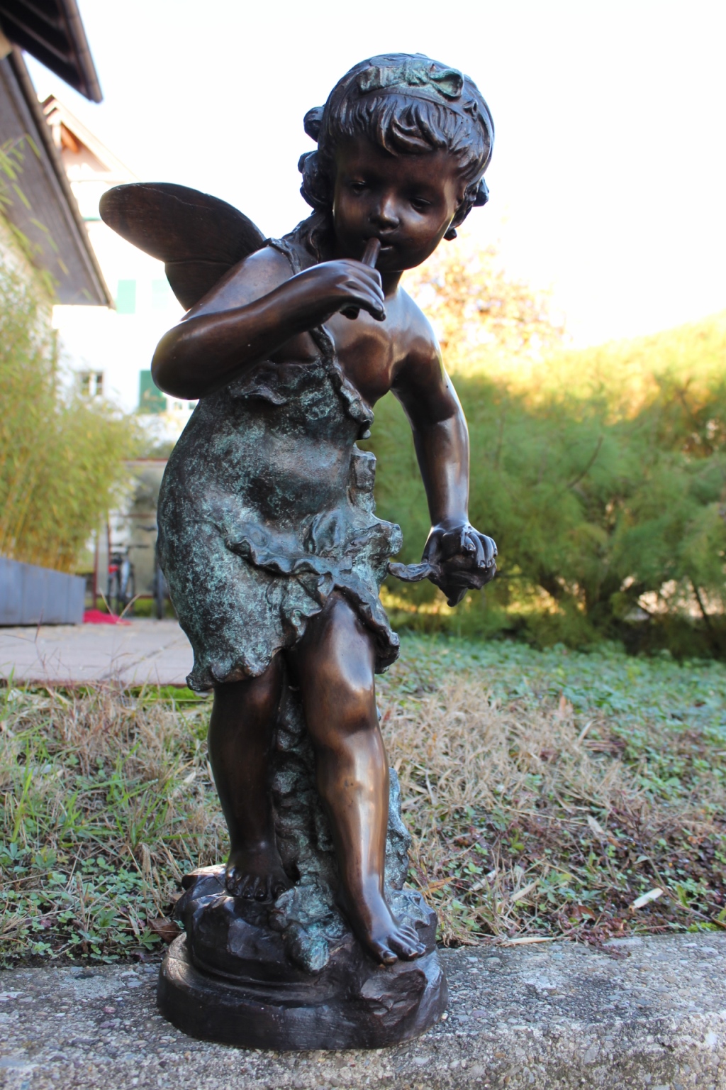 Bronzeskulptur Engelsmädchen mit Wasseranschluss