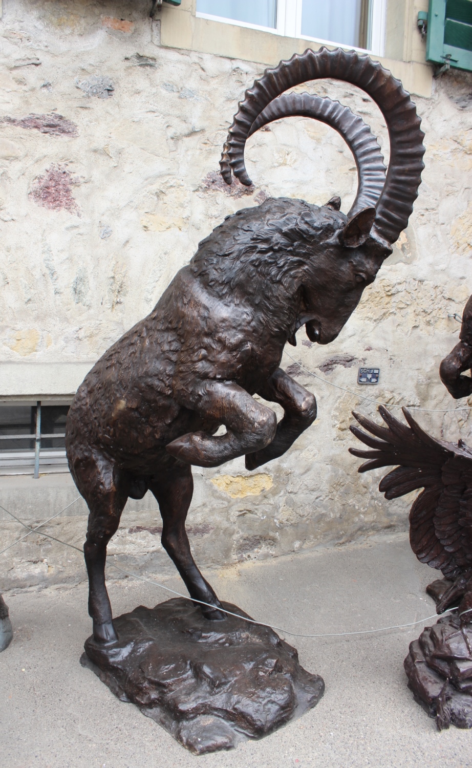 Bronzefigur / Bronzeskulptur aufbockender Steinbock