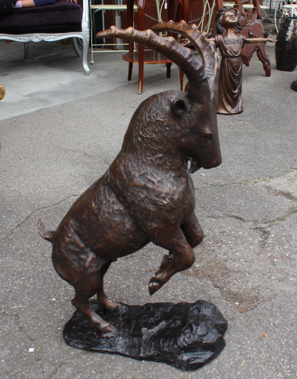 Bronzefigur / Bronzeskulptur Steinbock auf Sockel