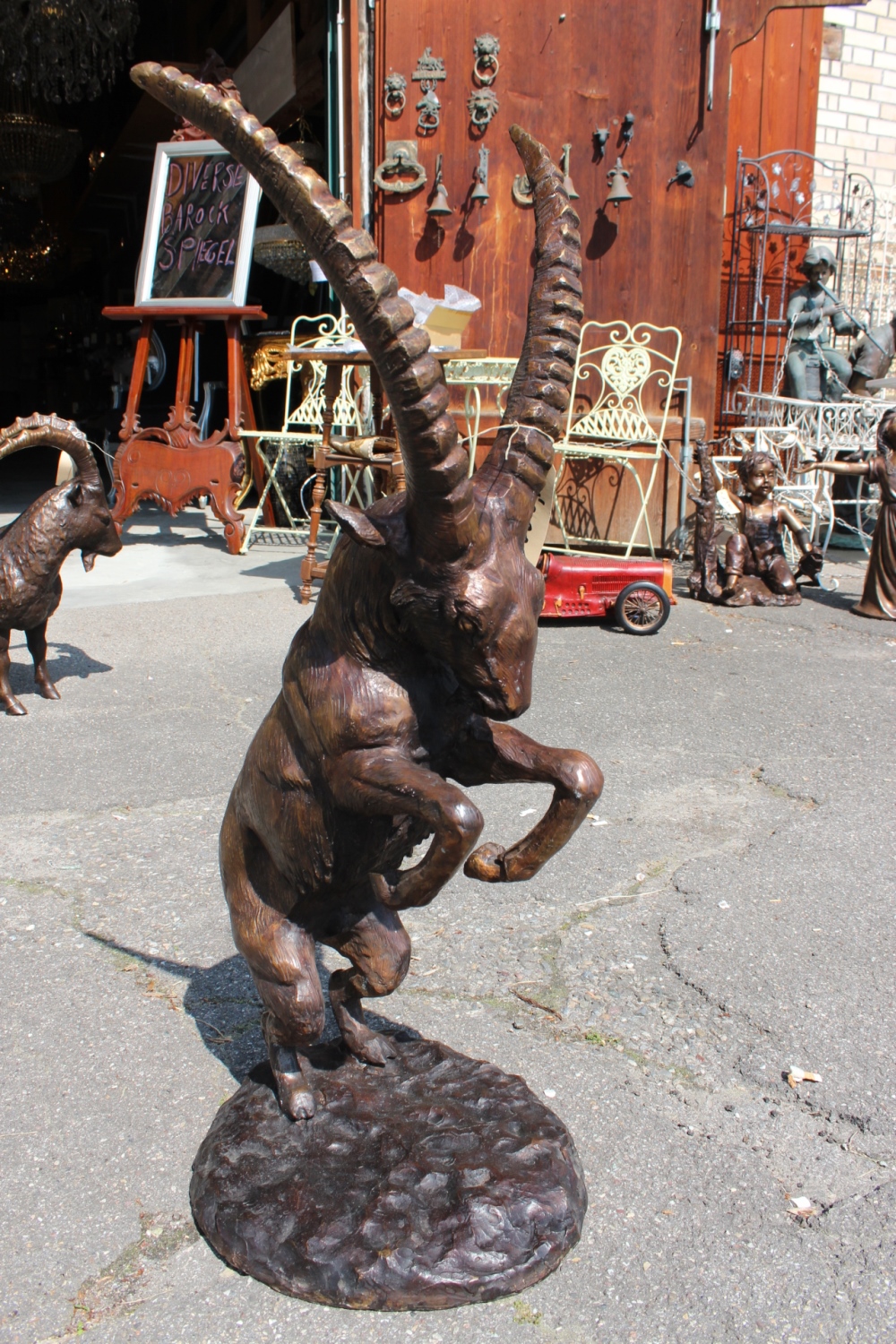 Bronzefigur / Bronzeskulptur Steinbock auf Sockel