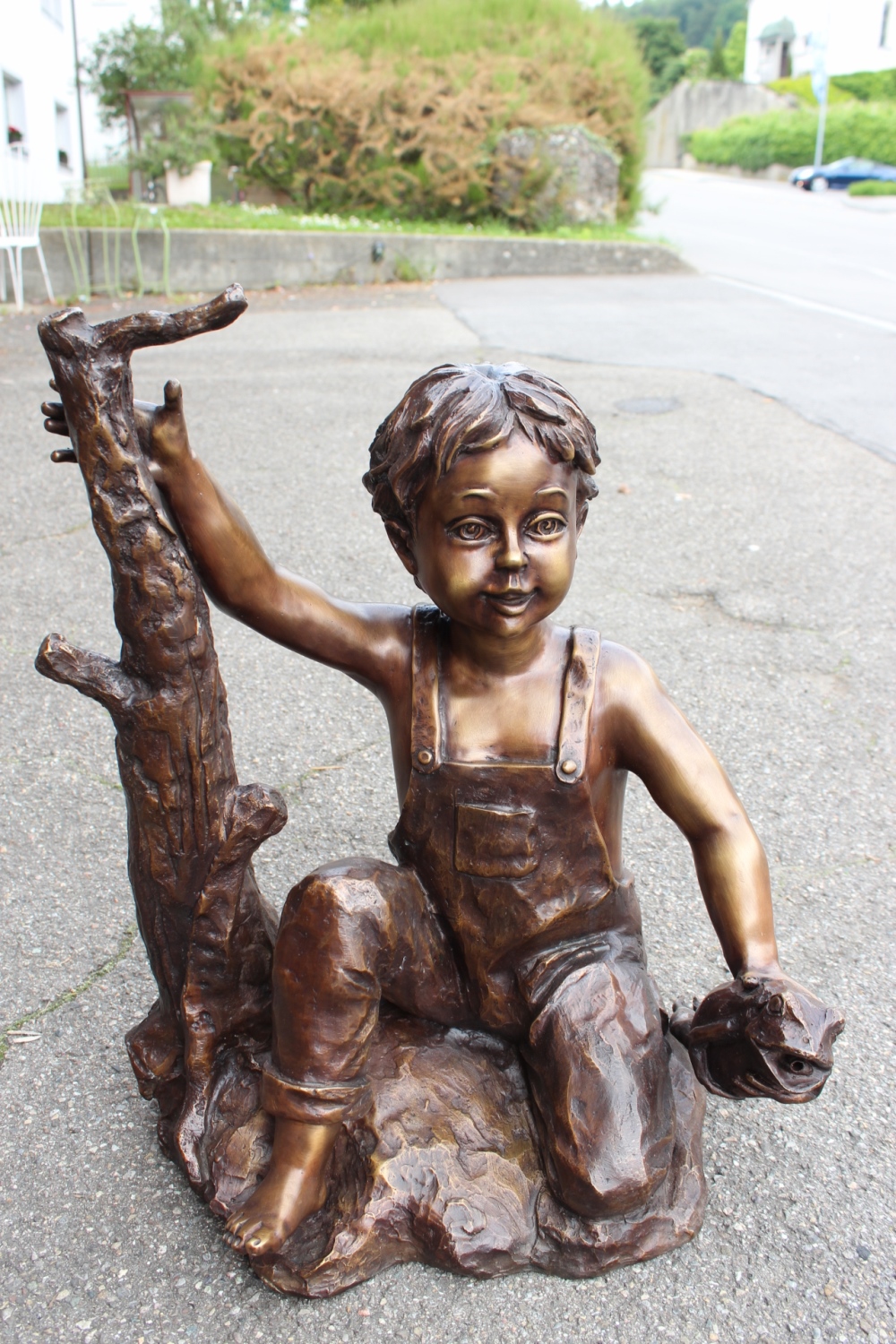 Bronzefigur / Bronzeskulptur Bub mit Frosch