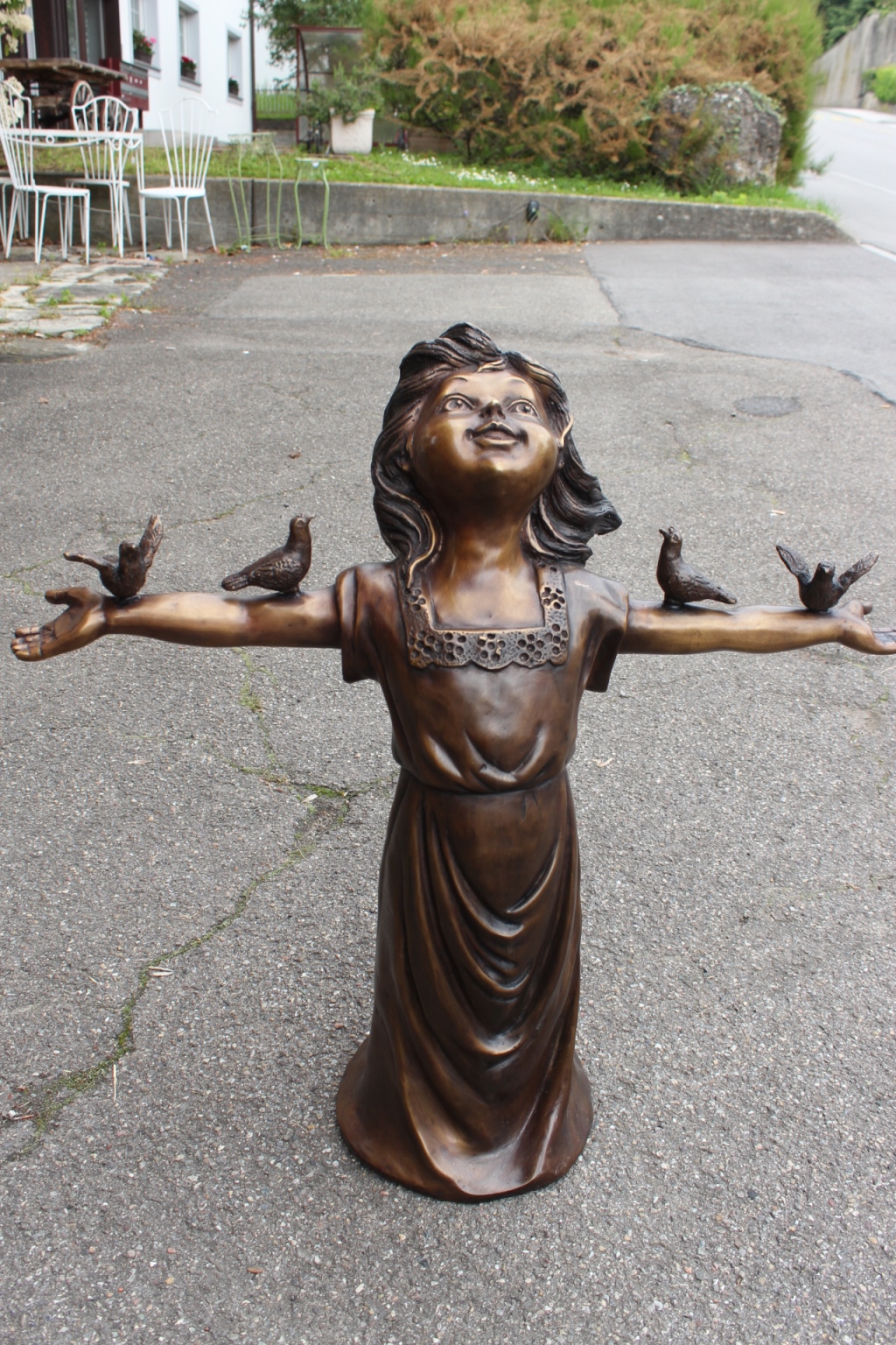 Bronzefigur / Bronzeskulptur Mädchen mit Vögelchen