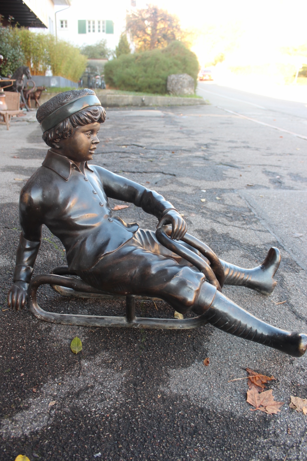 Bronzeskulptur Schlittenfahrer