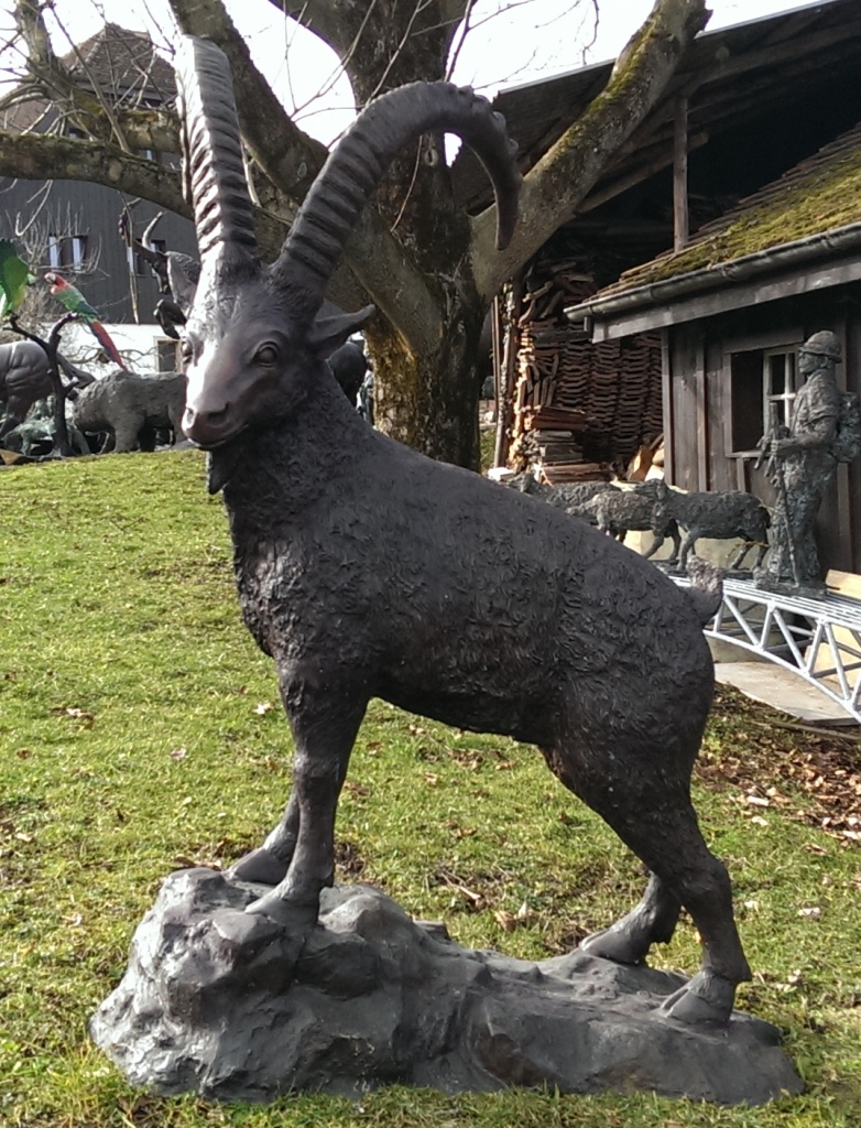 Bronzefigur Steinbock auf Sockel / verkauft