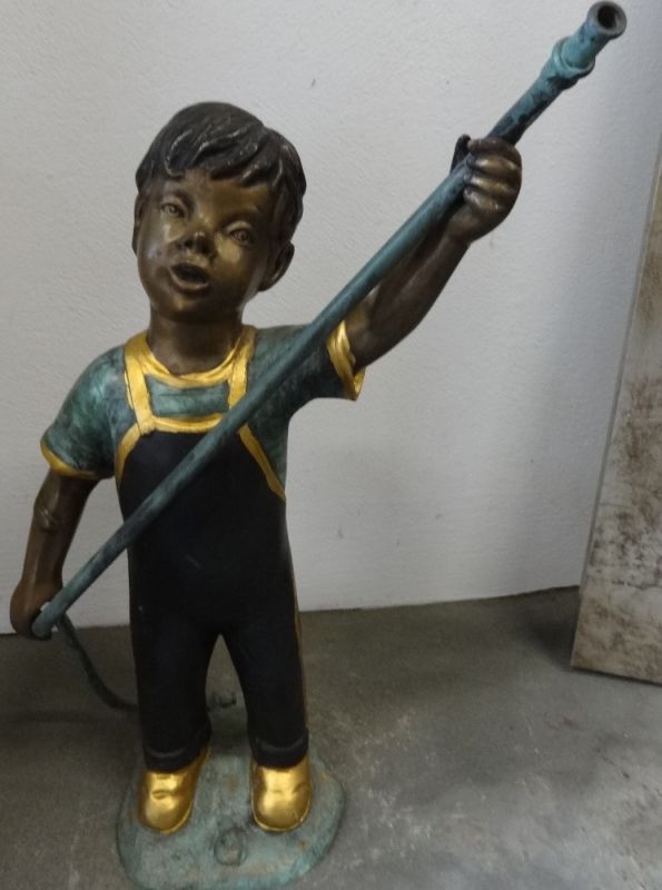 Bronzefigur Bub mit Schlauch / verkauft