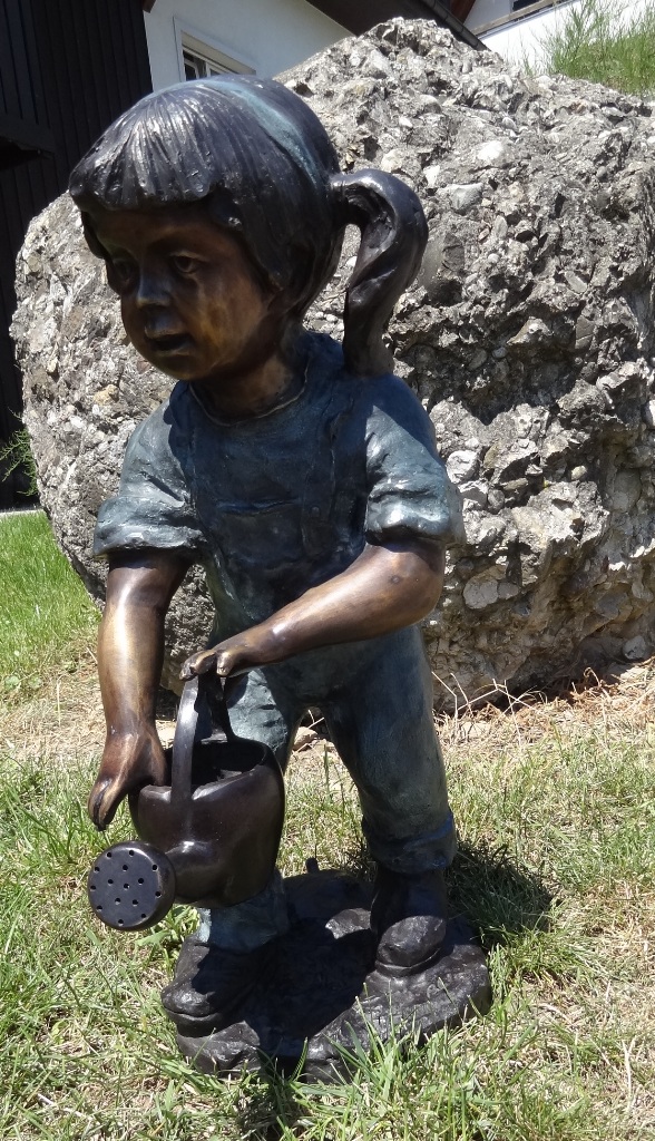 Bronzeskulptur Mädchen mit Spritzkanne / Wasseranschluss