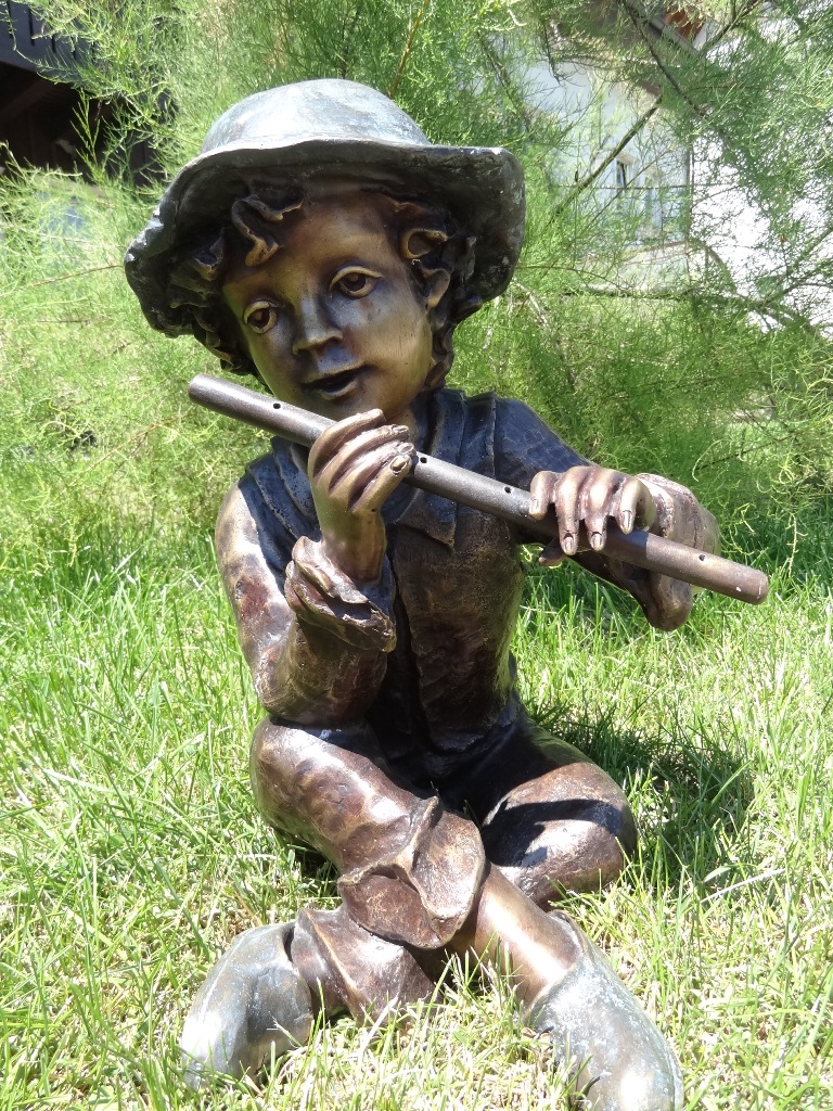Bronzeskulptur Flötenspieler mit Wasseranschluss