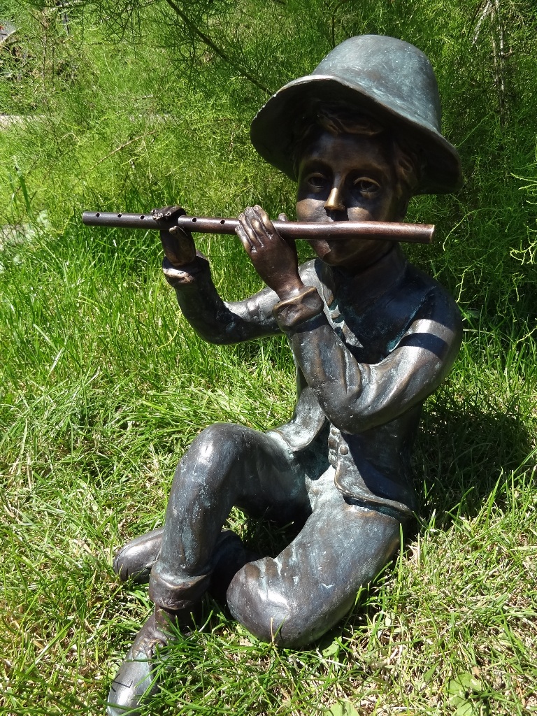 Bronzeskulptur Flötenspieler
