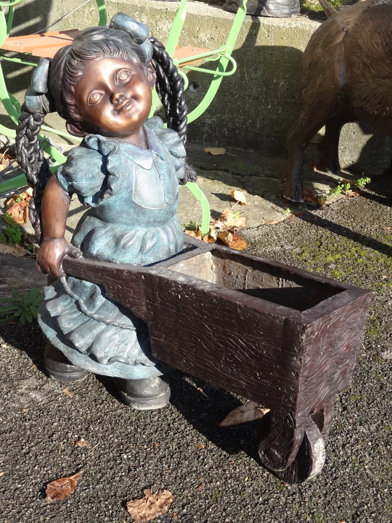 Bronzefigur Mädchen mit Karette