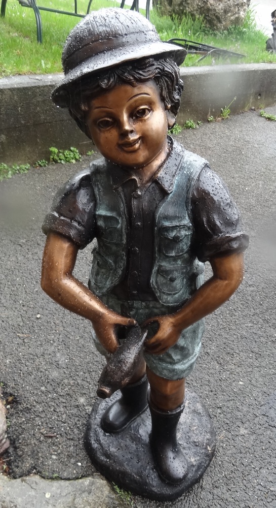 Bronzefigur Bub mit Fisch