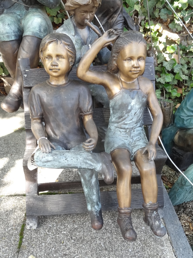 Bronzefigur Kinder auf einem Bank