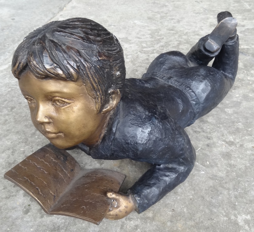Bronzefigur Bub mit Buch / verkauft