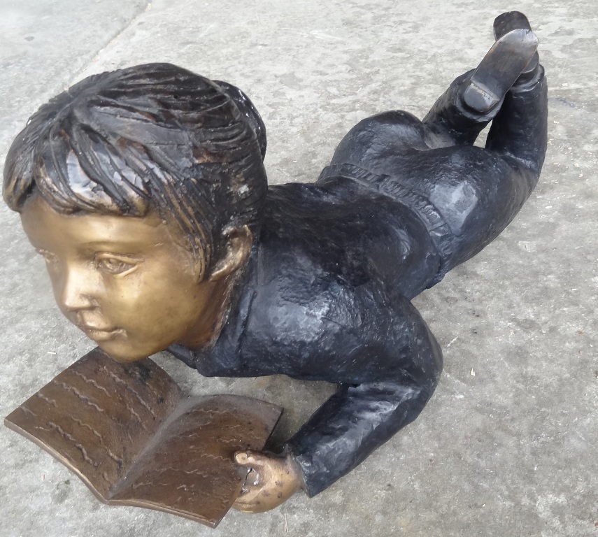 Bronzefigur Mädchen mit Buch / verkauft