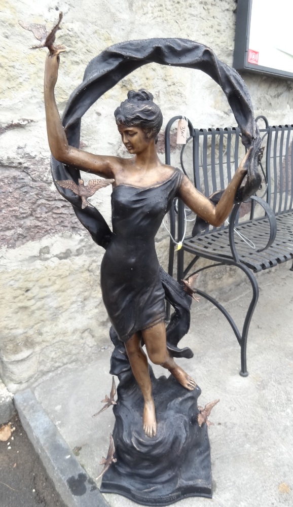 Bronzefigur Lady mit Tuch / verkauft