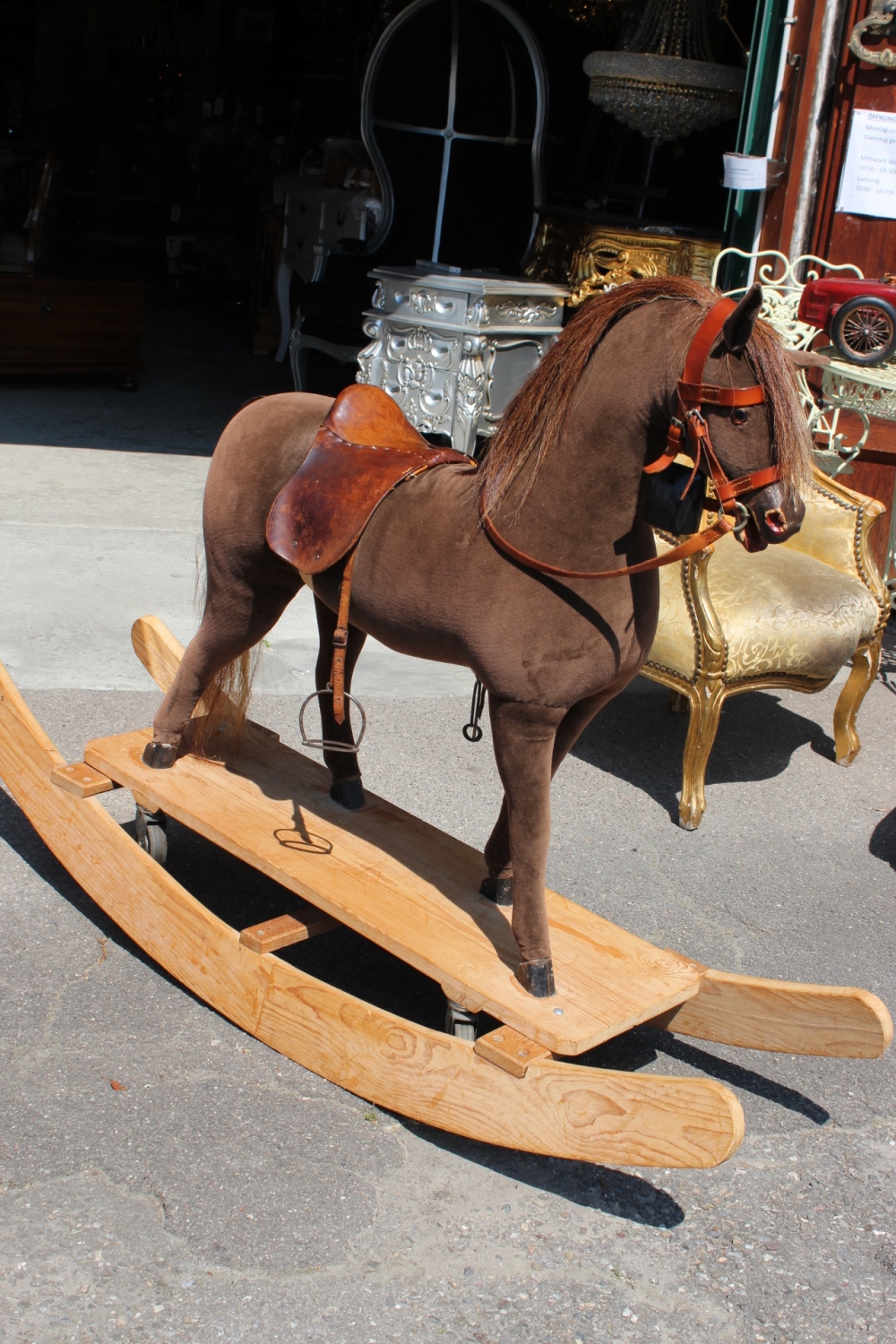 Schaukelpferd mit Ledersattel