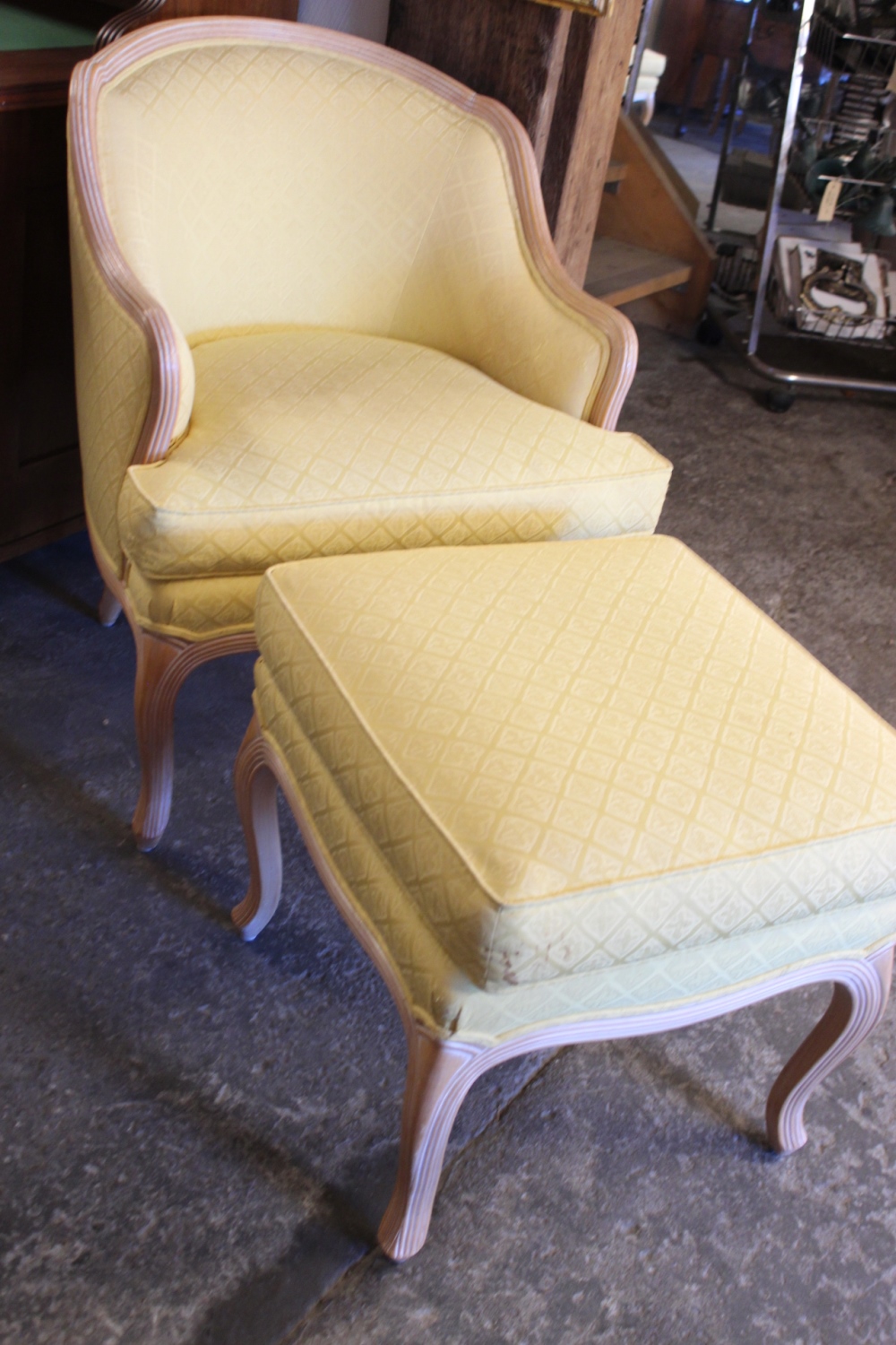 Antiker Polstersessel mit Fusshocker